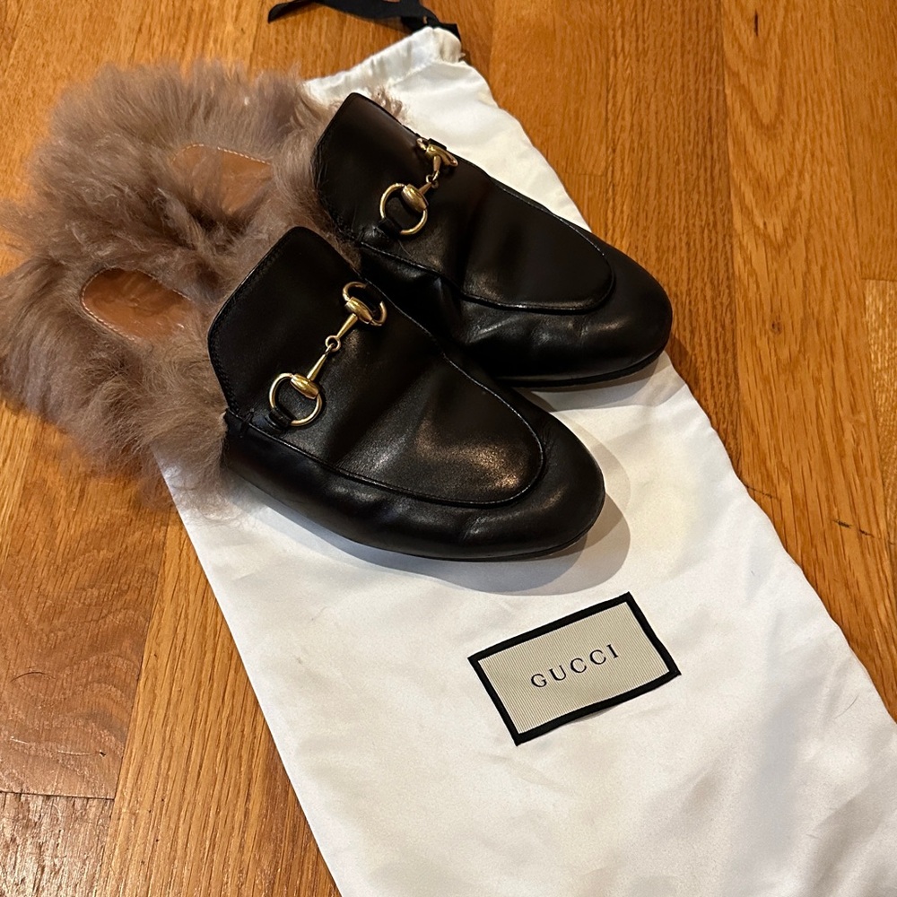 Gucci Black Leather Loafers with Fur Trim